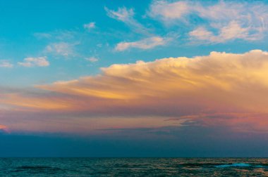 güzel bir bulutlu gün batımı