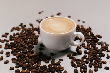 Taze kremalı kahve masada kahve çekirdekleri ile