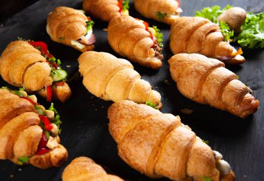 Kruvasan sandviç siyah masada kapatın