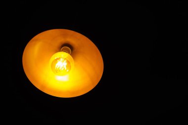 ampul aydınlatmalı ve üstten çekilen ve siyah karşı izole