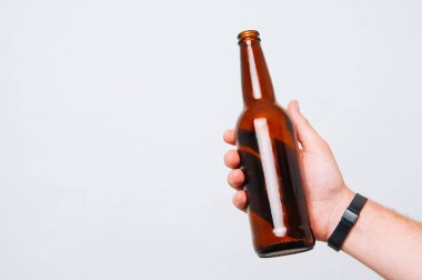 Kupa bira tutan adam. yukarı alay