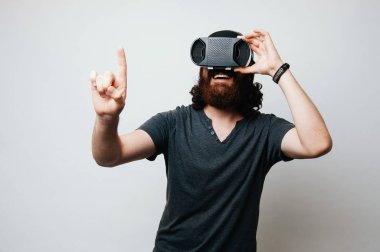 Sanal gerçeklik gözlüklü adam Genç sakallı. Vr ile Smartphone kullanarak kulaklık gözlük. 