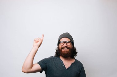 Gözlük takan ve boşaltmak yukarıyı neşeli mutlu sakallı hippi adam