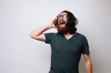 Müzik adam. Uzun saçlı ve sakallı genç adam çığlık, bağırıyor, rosk dinleyici, kızgın adam.