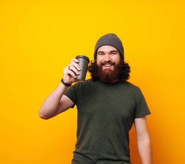 Kahve tutan hipster adam neşeli Genç sakallı