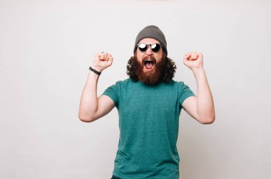 Mutlu genç sakallı adam çığlık ve kutlamak 