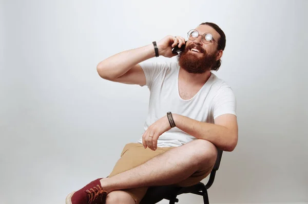 Alegre Barbudo Hipster Homem Sentado Cadeira Falando Telefone — Fotografia de Stock