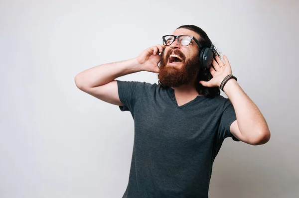 Barbuto Hipster Uomo Ascoltare Musica Alle Cuffie Urlando Sfondo Bianco — Foto Stock