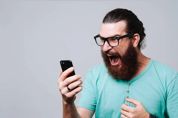 Gritando Hombre Barbudo Joven Mirando Teléfono Inteligente Celular — Foto de Stock