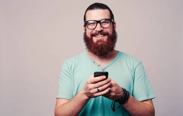 Feliz Homem Hipster Barbudo Vestindo Óculos Segurando Telefone Celular Sobre — Fotografia de Stock