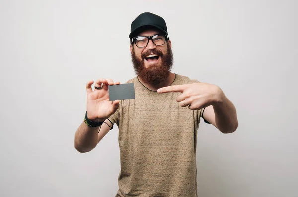 Feliz Hombre Barbudo Apuntando Tarjeta Crédito — Foto de Stock