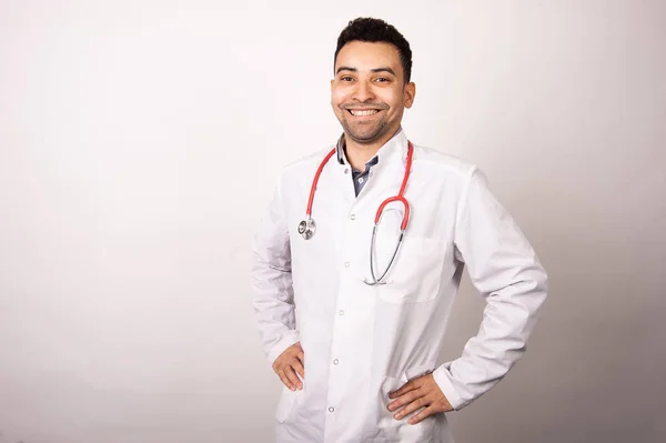 Joven Médico Hombre Positivo Con Estetoscopio Sonriendo Cámara Sobre Fondo — Foto de Stock