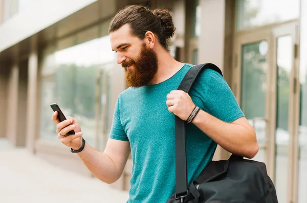 Joyeux Homme Barbu Hipster Utilisant Téléphone Plein Air Ville — Photo