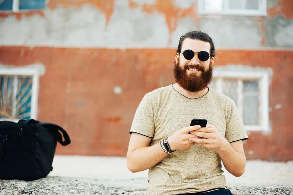 Bearded Hipster Man Using Phone Outdoor — Stock Photo, Image