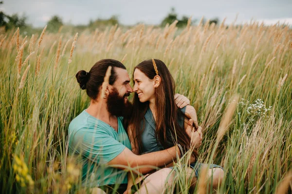 Casal Feliz Olhando Para Outro Campo Livre Sorrindo Amor Barbudo — Fotografia de Stock