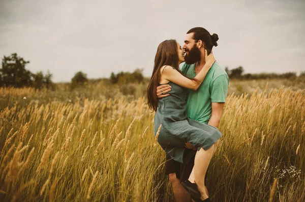 Bir Kadeh Onun Güzel Kız Arkadaşı Kollarında Taşıyan Çim Sahası — Stok fotoğraf
