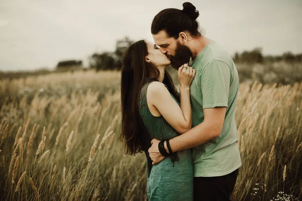 Hipster Couple Field Kissing Bearded Man Girl Long Hair Outdoors — Stock Photo, Image