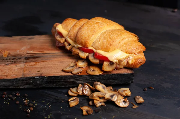 Croissant Français Cuit Four Avec Des Champignons Frits Sur Une — Photo