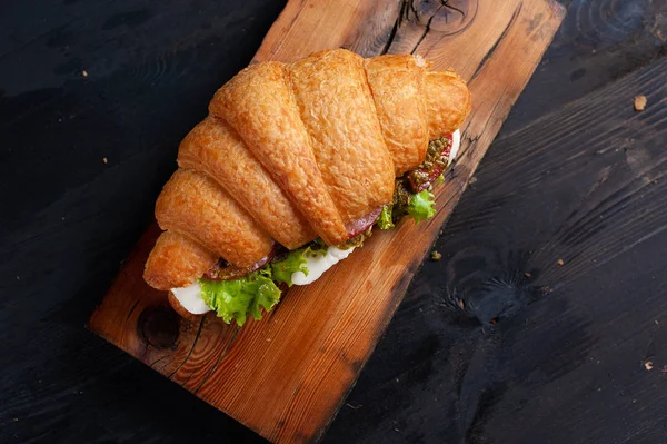 Heerlijke Croissant Houten Achtergrond — Stockfoto
