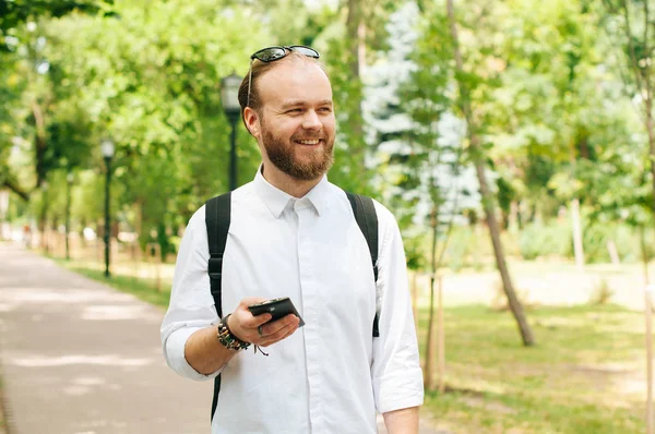 Portrait Extérieur Jeune Homme Moderne Avec Téléphone Portable Dans Rue — Photo