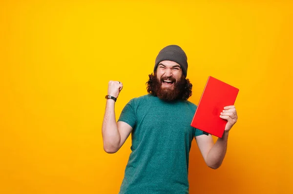 Bild Eines Glücklichen Jungen Bärtigen Mannes Der Isoliert Über Gelbem — Stockfoto