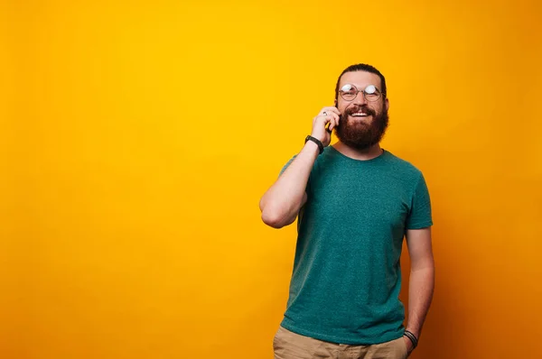 Csinos Fiatal Szakállas Férfi Mosollyal Állva Sárga Háttérrel Telefon Használata — Stock Fotó