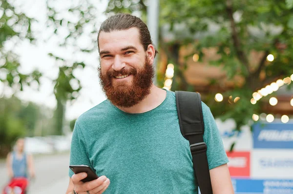 Cheerful Bearded Man Using Phone Outdoor — Stock Photo, Image
