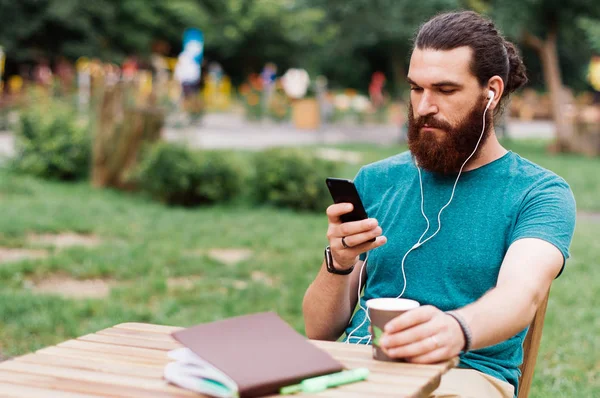 Homme Hipster Barbu Utilisant Smartphone Plein Air — Photo