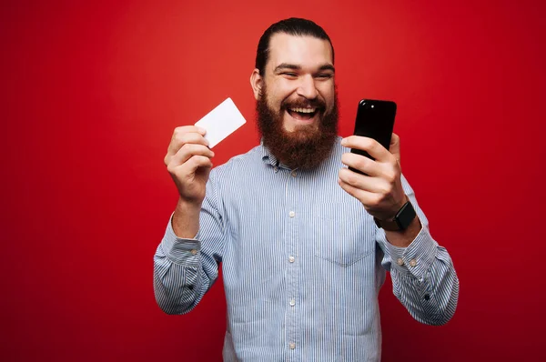 Hombre Barbudo Feliz Usando Teléfono Tarjeta Crédito Banca Línea — Foto de Stock