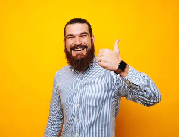 Glücklicher Bärtiger Mann Lässiger Manier Zeigt Daumen Hoch — Stockfoto