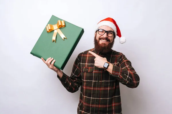 선물에 가리키는 남자의 초상화 — 스톡 사진