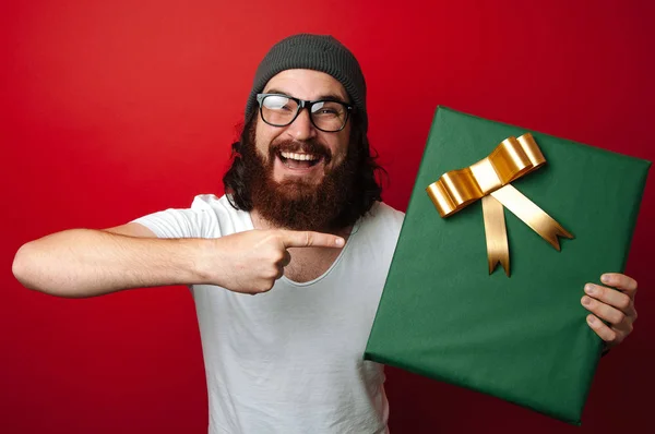 Портрет Щасливого Бородатого Хіпстера Який Вказує Подарунок — стокове фото