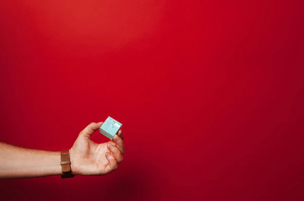 Hombre Mano Celebración Regalo Sobre Fondo Rojo — Foto de Stock