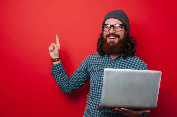 Porträt Eines Fröhlichen Bärtigen Mannes Der Laptop Der Hand Hält — Stockfoto