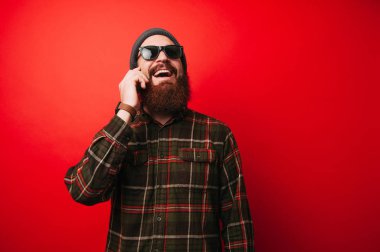 Kırmızı arka plan üzerinde Evet sakallı neşeli adam