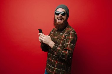 Telefonunuzun ve sakallı gülümseyen adam 