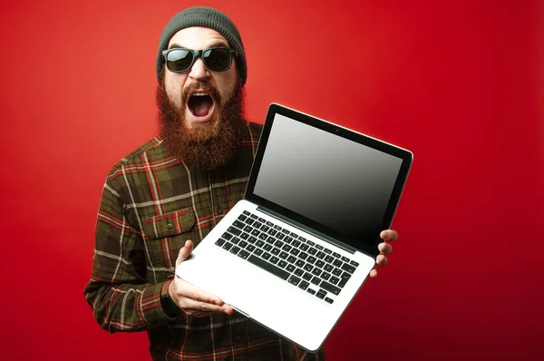 Porträt Eines Aufgeregten Bärtigen Hipster Mannes Der Laptop Mit Leerem — Stockfoto