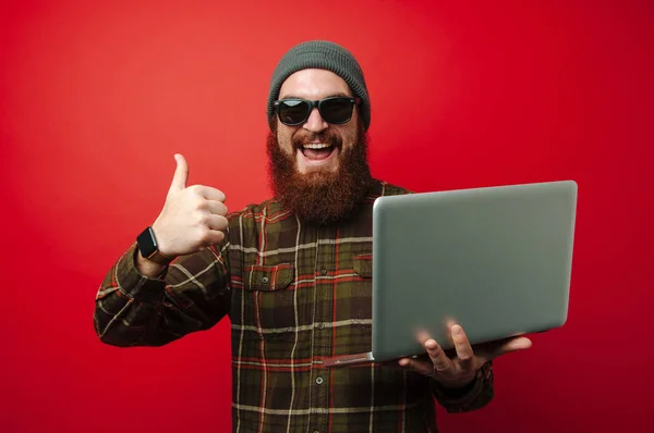 Glücklicher Junger Mann Mit Bart Und Sonnenbrille Daumen Hoch Und — Stockfoto