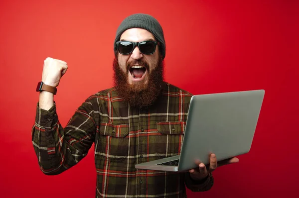 Fröhlicher Bärtiger Hipster Mann Mit Laptop Und Erstaunter Miene — Stockfoto