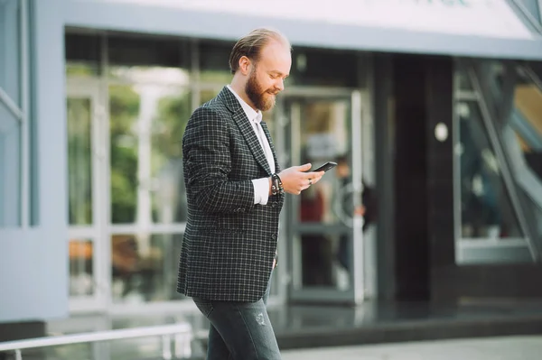 Homme Affaires Souriant Heureux Portant Costume Utilisant Smartphone Moderne Près — Photo