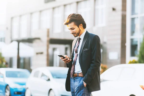 Happy Business Man Suit Standing Outdoor Office Using Smartphone — Stock Photo, Image