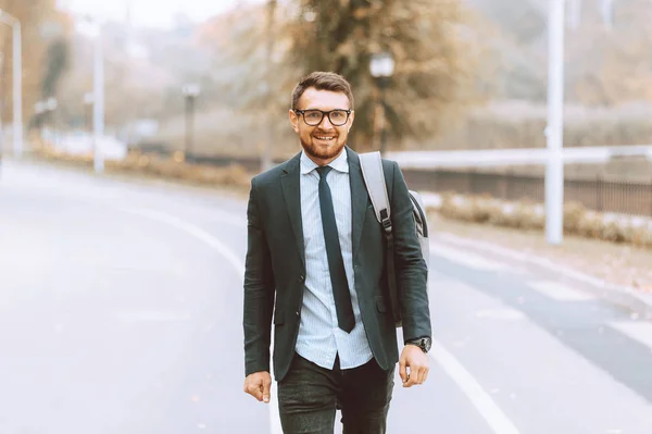 Homme Heureux Marchant Dans Rue — Photo