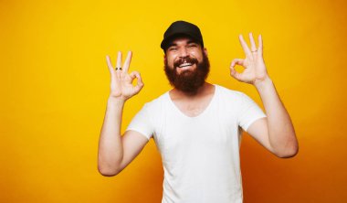 Ok jest gösterilen sakallı mutlu adam