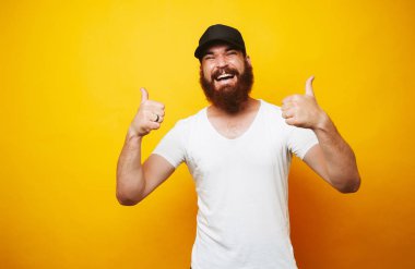 Jest Yaşasın sarı arka plan üzerinde gösterilen neşeli sakallı adam