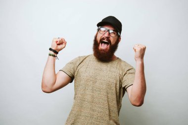 Mutlu hayran genç gözlük takan adam sakallı ve başarı kutlamak