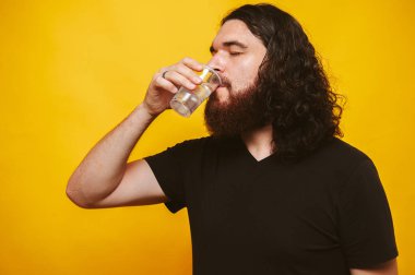 Sakallı adam su içer