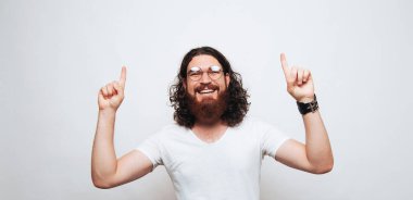 Beyaz arka plan üzerinde yukarıyı sakallı neşeli adam