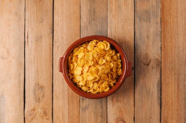 Ahşap masa akşam yemeği için kahvaltı gevrekleri