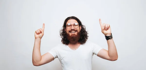 Vrolijke Man Met Baard Omhoog Witte Achtergrond — Stockfoto