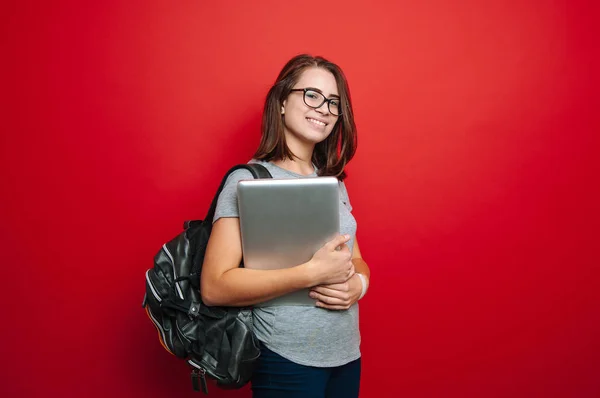 Щаслива Студентка Тримає Ноутбук Носить Рюкзак Червоному Тлі — стокове фото
